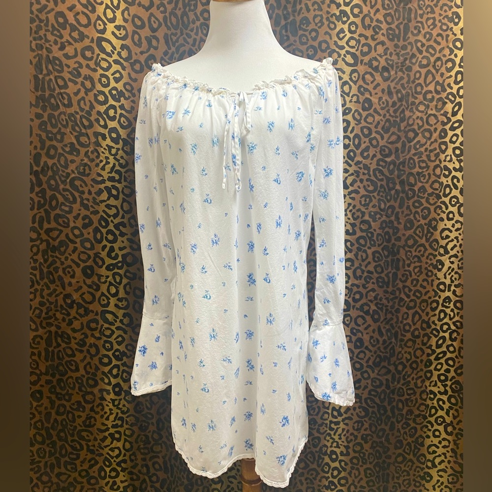 Vintage Victoria’s Secret Blue Rose Print Bell Sleeve Chemise Nightgown
Size L